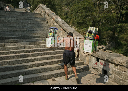 Porter, Stairway To Heaven, Tai Shan, province de Shandong, Taishan, Mont Tai, patrimoine mondial, la Chine, l'Asie, l'UNESCO Banque D'Images