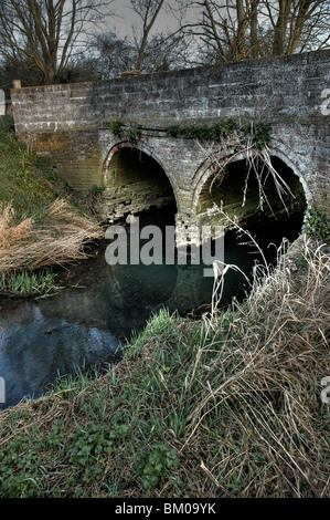 Un vieux pont sur une petite rivière dans le Suffolk en Angleterre Banque D'Images