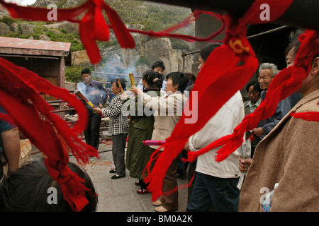 Serrures et rubans rouges sont données pour la longue vie, santé et prospérité, Temple Cloud Azure, Tai Shan, province de Shandong, Taishan, Mo Banque D'Images