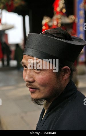 Moine taoïste et son couvercle avec ouverture pour ses longs cheveux d'Azur, Temple Cloud, Tai Shan, province de Shandong, Taishan, Mont Tai, Wor Banque D'Images