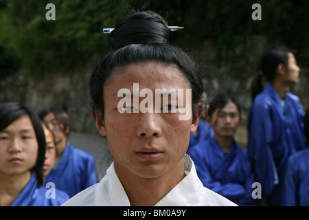 Professeur de Taichi avec cheveux épinglé avec un stylo, Wudang Shan, la montagne taoïste, province de Hubei, Wudangshan, le Mont Wudang, U Banque D'Images