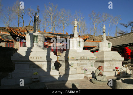 En cour de stupas monastère Santa, Wutai shan, montagne sacrée bouddhiste, province de Shanxi, Chine, Asie Banque D'Images