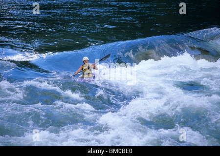 Kayak sur la fourche sud de la rivière Payette, à proximité des banques, California, USA Banque D'Images