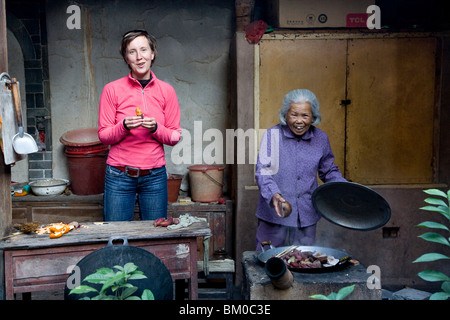 Vieille femme chinoise et touriste allemand à la cour d'un hangar de l'Hakka, Hongkeng, Xiamen, Fujian, China, Asia Banque D'Images