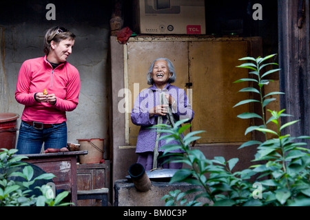 Vieille femme chinoise et touriste allemand à la cour d'un hangar de l'Hakka, Hongkeng, Xiamen, Fujian, China, Asia Banque D'Images