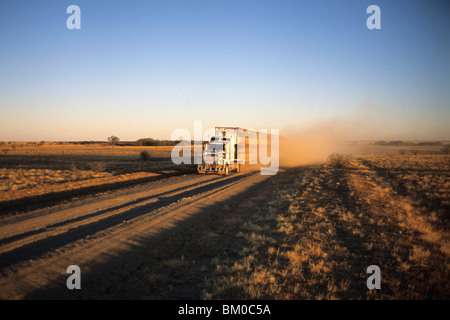 Road Train sur la voie de l'Outback poussiéreux, près de Kynuna, Queensland, Australie Banque D'Images