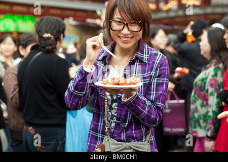 Smiling woman à l'extérieur de la maison de thé Huxinting, Jardin de Yu Yuan, Nanshi, Feng Shui, Shanghai, Chine, China, Asia Banque D'Images