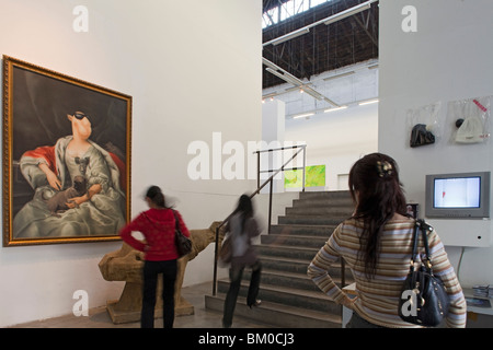 Les gens à ShanghART art gallery, Wensan Road, Shanghai, China, Asia Banque D'Images