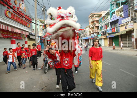 Les adolescents à la danse du dragon lors de Tet festival à une banlieue, Saigon, Ho Chi Minh City, Vietnam, Asie Banque D'Images