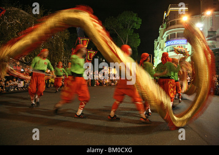 Les gens à la danse du dragon pendant la nuit, le festival du Têt Saigon, Ho Chi Minh City, Vietnam, Asie Banque D'Images