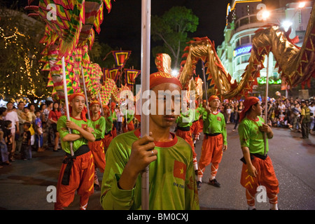 Les gens à la danse du dragon pendant la nuit, le festival du Têt Saigon, Ho Chi Minh City, Vietnam, Asie Banque D'Images