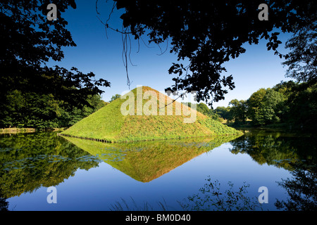 Dans la Pyramide Pyramide Lake dans le parc du château Branitz, Fuerst Pueckler Park près de Cottbus, Brandebourg, Allemagne, Europe Banque D'Images