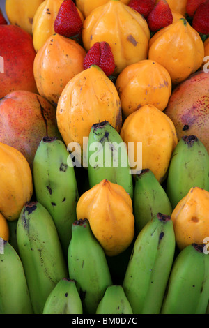 Détail d'une pile de fruits tropicaux trouvés dans un marché à Arequipa, Pérou Banque D'Images