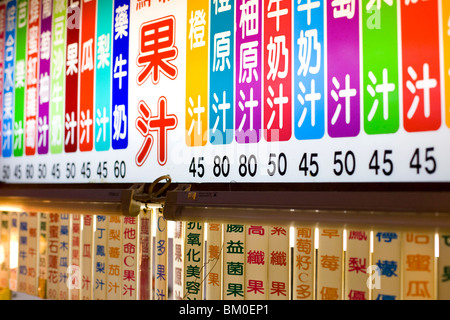 Prix colorés d'administration à un stand de boissons, marché de nuit de Shilin, Taipei, République de Chine, Taiwan, Asie Banque D'Images