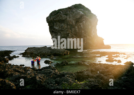 Diver en face de Sail Rock au coucher du soleil, Parc National de Kenting, Kenting, Kending, République de Chine, Taiwan, Asie Banque D'Images