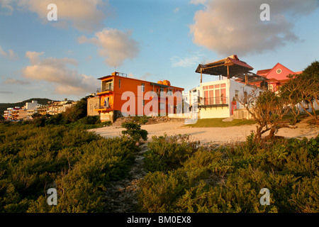 Maisons de vacances sur la plage au coucher du soleil, Parc National de Kenting, Sail Rock, Kenting, Kending, République de Chine, Taiwan, Asie Banque D'Images