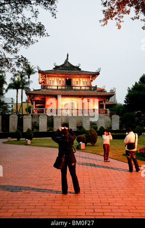 Les touristes en face de Chihkan tours dans la soirée, Fort Proventia, Tainan, République de Chine, Taiwan, Asie Banque D'Images