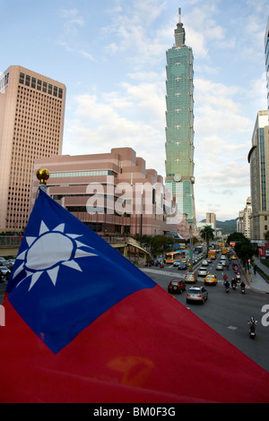 Centre Ville, vue de l'édifice, catégorie gratte-ciel Taipei 101 et drapeau national de Taiwan, Taipeh, République de Chine, Taiwan, Asie Banque D'Images