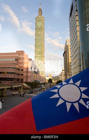 Centre Ville, vue de l'édifice, catégorie gratte-ciel Taipei 101 et drapeau national de Taiwan, Taipeh, République de Chine, Taiwan, Asie Banque D'Images