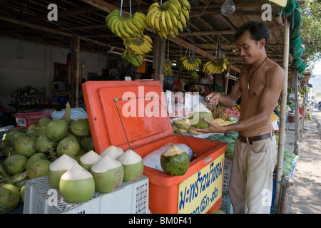 L'ouverture de noix de coco fraîche, la ville de Phuket, Phuket, Thaïlande Banque D'Images