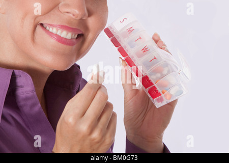 Woman taking medicine à partir d'un comprimé fort Banque D'Images