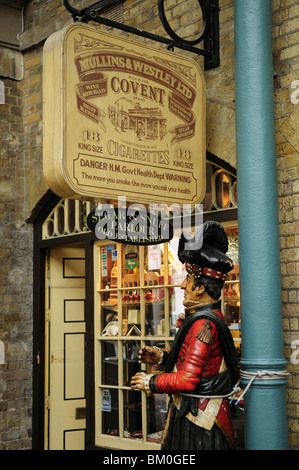 Tabac shop dans marché couvert de Covent Garden, London, England, UK Banque D'Images