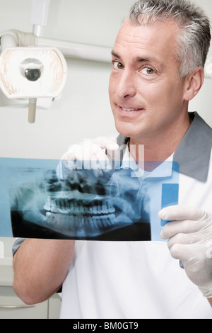 Dentiste l'examen d'une X-Ray report Banque D'Images