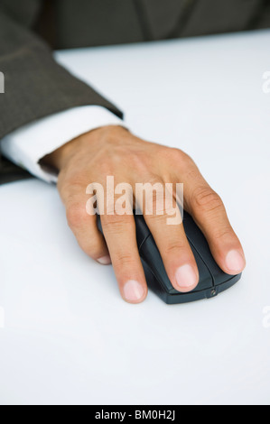 Businessman's hand à l'aide d'une souris d'ordinateur sans fil Banque D'Images