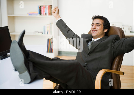 Businessman looking excité dans un bureau Banque D'Images
