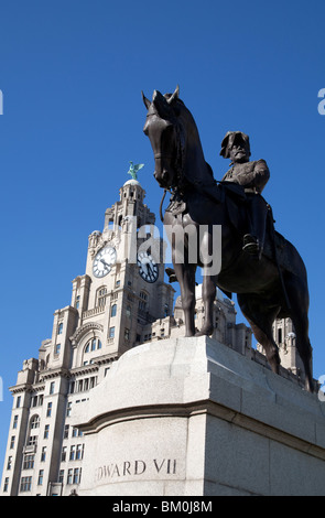 Statue de l'île 7e et Royal Liver Building, Liverpool, Angleterre Banque D'Images