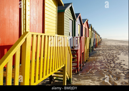 Rangée de cabines colorées on beach Banque D'Images