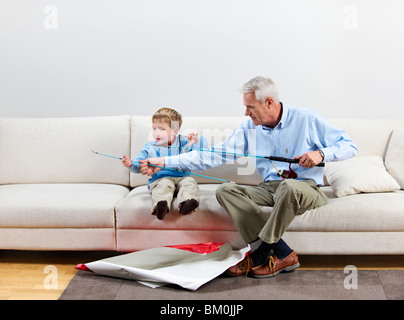 Garçon et grand-père avec la nouvelle canne à pêche Banque D'Images