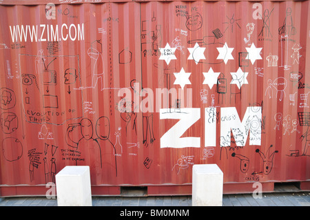 Zim Integrated Shipping Service logo sur un conteneur d'expédition Banque D'Images