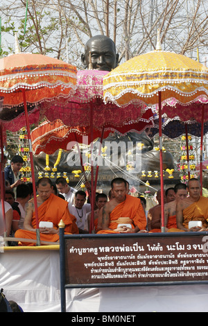 Moines en prière durant Wai Kru Journée à Wat Phra Bang, un temple bouddhiste en Thaïlande où les moines dévots de tatouage. Banque D'Images