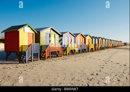 Rangée de cabines colorées on beach Banque D'Images