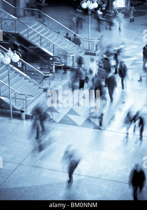 Motion blurred de personnes à pied dans le métro Banque D'Images