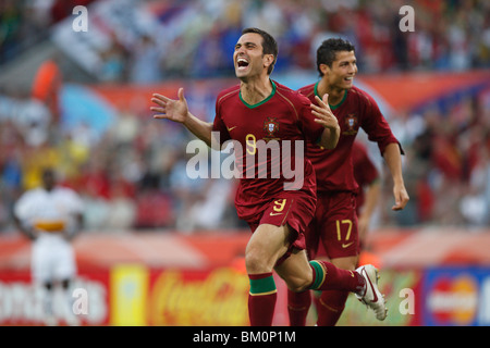 Pedro Miguel Pauleta, du Portugal, célèbre son but contre l'Angola lors d'un match de Coupe du monde de la FIFA du Groupe d le 11 juin 2006 à Cologne, en Allemagne. Usage éditorial exclusif. Pas de poussée vers l'utilisation d'un appareil mobile. Utilisation commerciale interdite. (Photographie de Jonathan Paul Larsen / Diadem images) Banque D'Images