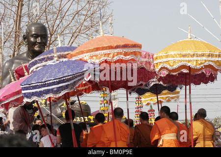 Moines en face d'une statue de l'culte tatouage fondateur au Wat Bang Phra, un temple en Thaïlande où les moines dévots de tatouage. Banque D'Images