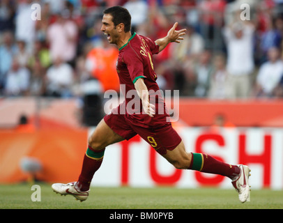 Pauleta du Portugal célèbre après avoir marqué un but contre l'Angola en Coupe du Monde de la FIFA, un match de foot le 11 juin 2006. Banque D'Images