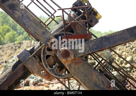 Bras excavateur bulldozer rouillé roue détail avec des câbles d'acier Banque D'Images