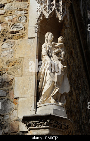 Statue de Marie à l'église Saint-Benoît à Plantagenet Ville, Vieille ville du Mans, Sarthe, France Banque D'Images