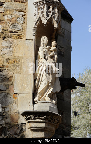 Statue de Marie à l'église Saint-Benoît à Plantagenet Ville, Vieille ville du Mans, Sarthe, France Banque D'Images