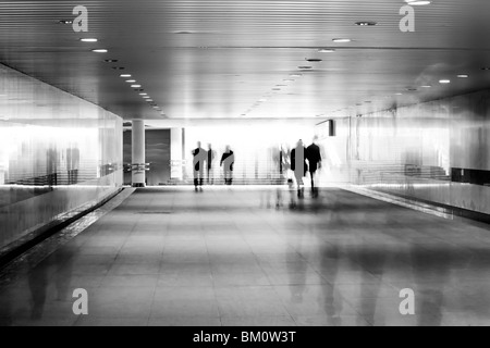 Motion blurred de personnes à pied dans le métro Banque D'Images