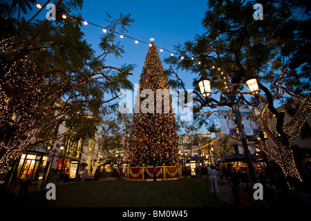 Arbre de Noël, le village au moment de Noël, le comté de Los Angeles, États-Unis d'Amérique Banque D'Images