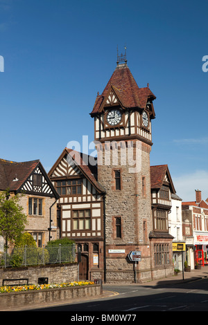 UK, Herefordshire, Ledbury, High Street, Monument aux Morts et tour de l'horloge de la bibliothèque publique Banque D'Images