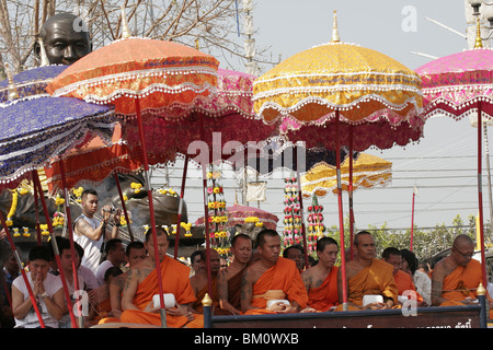 Moines en prière durant Wai Kru Journée à Wat Phra Bang, un temple bouddhiste en Thaïlande où les moines dévots de tatouage. Banque D'Images