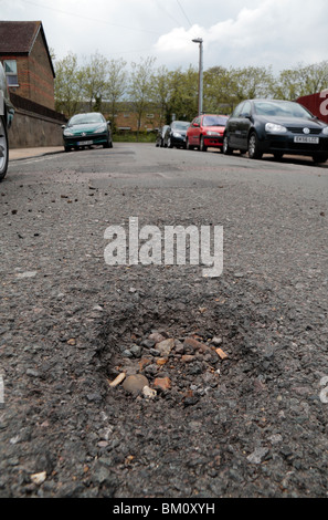 Close up d'un trou dans un pot en route de banlieue à Hounslow, Middx, UK. Mai 2010 Banque D'Images