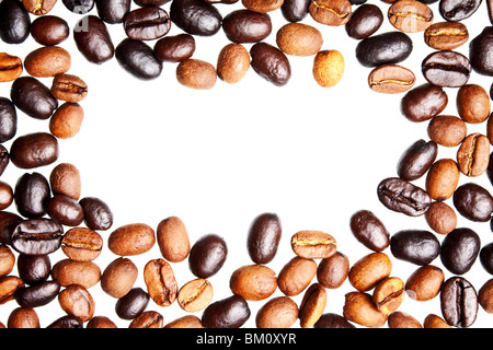 Les grains de café isolé sur fond blanc Banque D'Images