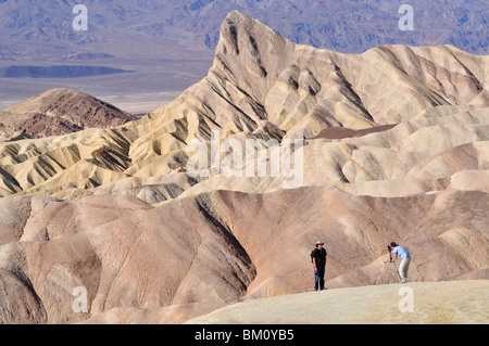 Couple photographing Death Valley view à Zabriskie point Death Valley National Park, Californie Banque D'Images