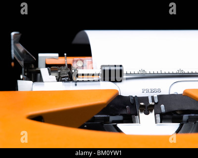 Vue rapprochée de la machine à écrire et appuyez sur l'inscription sur le papier. Banque D'Images